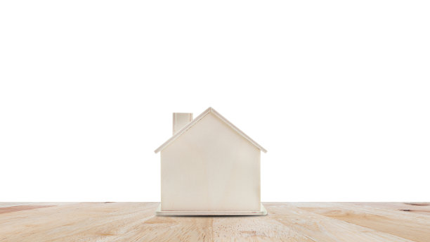 小的家庭模型在木制桌子上孤立的白色背景。家庭生活和商业地产概念。图片下载