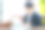 一个20多岁的男人一边在客厅沙发上用笔记本电脑工作，一边给植物看叶子图片下载