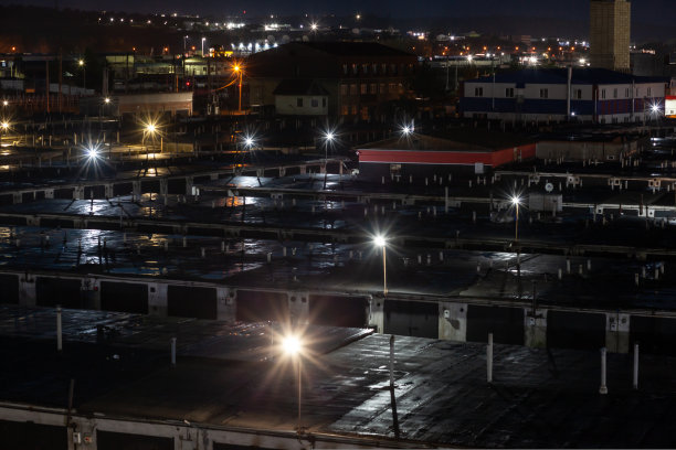 美丽的夜景车库一字排开，还有一盏灯笼图片下载