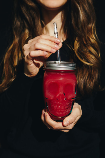 女子喝万圣节鸡尾酒图片下载