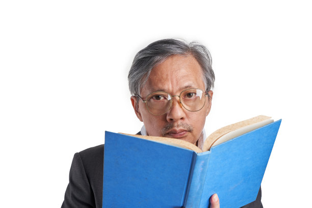 戴着正装眼镜的中国老人在白色背景下看书图片下载