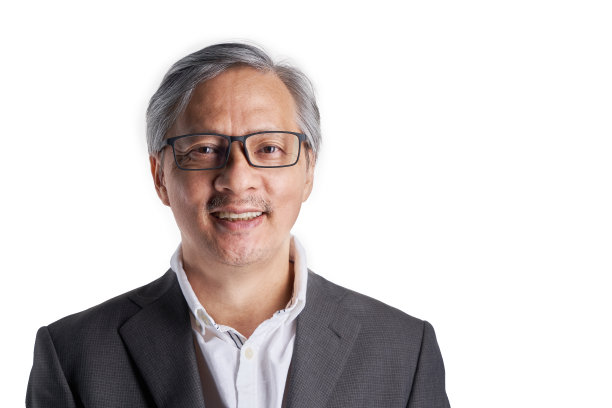 白色背景下穿着商务服的中国人热情微笑的肖像图片下载