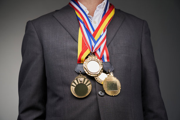 戴着无数奖章的商人站着图片下载