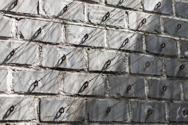 许多钢丝固定在砖墙上图片下载