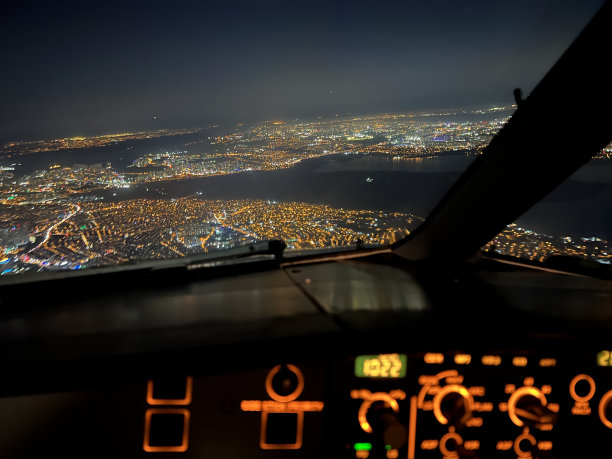 城市灯光从驾驶舱窗口在夜间水平照片驾驶舱的观点图片下载