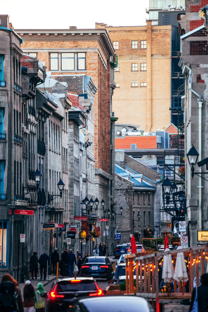 老蒙特利尔晚上的交通图片下载