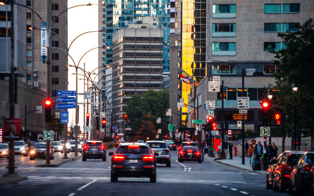 蒙特利尔市中心夜间交通图片下载