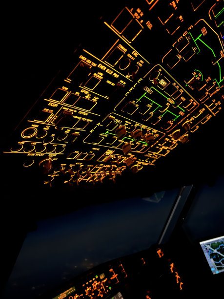 驾驶舱视角飞机控制面板为夜间水平照片图片下载