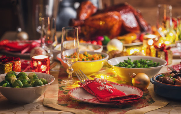 带有圣诞装饰的喜庆餐桌摆设图片下载