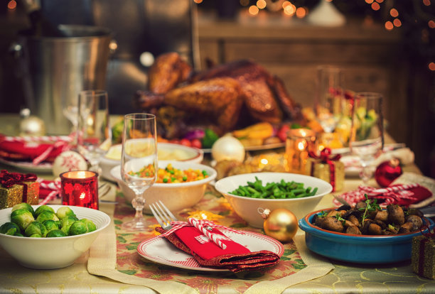 带有圣诞装饰的喜庆餐桌摆设图片下载