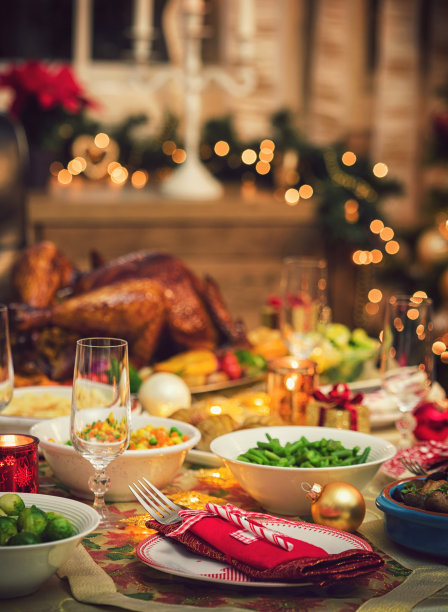 带有圣诞装饰的喜庆餐桌摆设图片下载