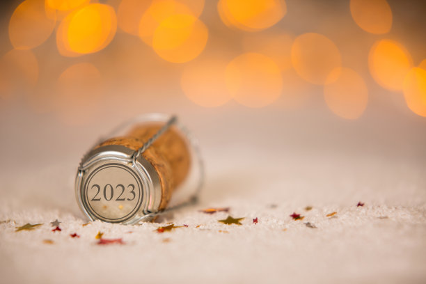 用星星形状和雪上的软木塞祝你2023年新年快乐图片下载