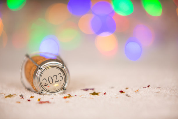 用星星形状和雪上的软木塞祝你2023年新年快乐图片下载