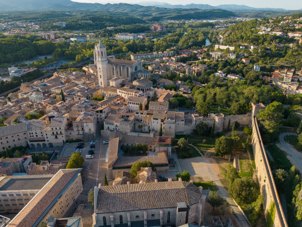 中世纪城市赫罗纳的鸟瞰图图片下载