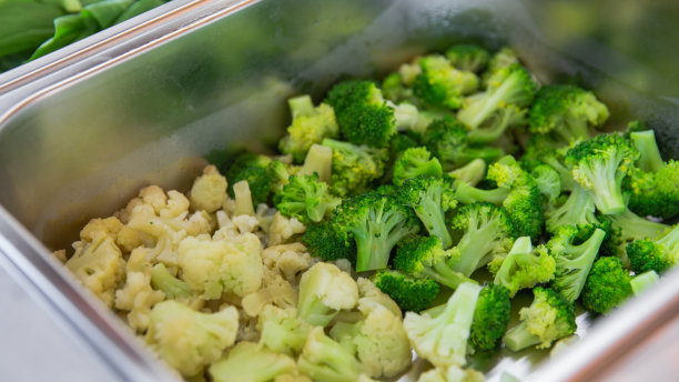 沙拉吧的绿西兰花和白西兰花图片下载