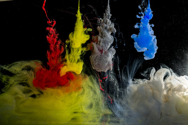 不同颜色的颜料从多个注射器流动图片下载