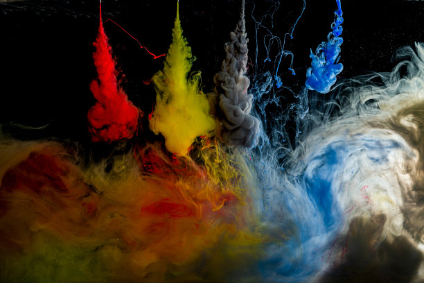 不同颜色的颜料从多个注射器流动图片下载