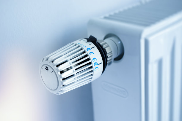 带有欧元符号的散热器和恒温器图片下载