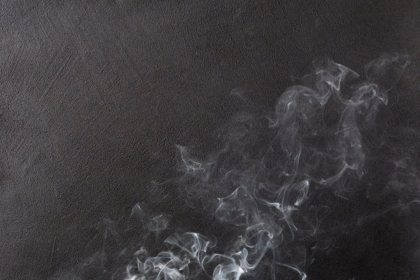 黑背景下的白烟图片下载