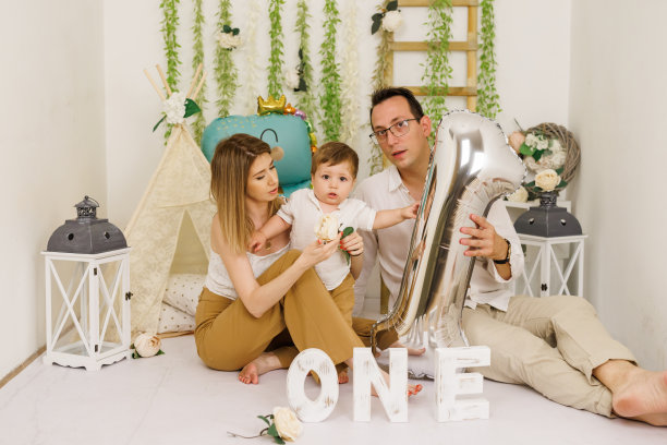 快乐的年轻父母庆祝他们儿子的第一个生日图片下载