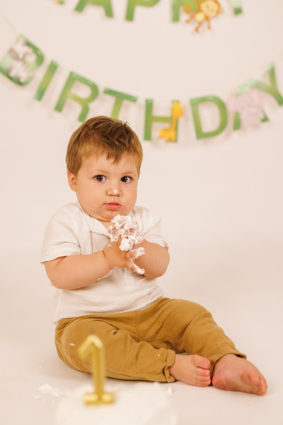 可爱的小男孩用手吃生日蛋糕图片下载