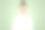 年轻女子穿着白色高领毛衣，扎着头，双臂交叉站着，面带自信的微笑图片下载