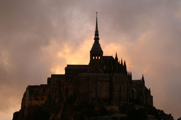 城堡岛圣米歇尔山的剪影，法国，在多云的天空在日落图片下载