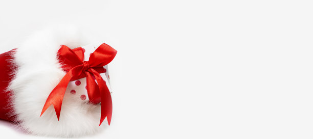 礼品包装与波点与红色蝴蝶结袋与白色背景的皮毛。横幅。圣诞节，新年，大减价。本空间图片下载