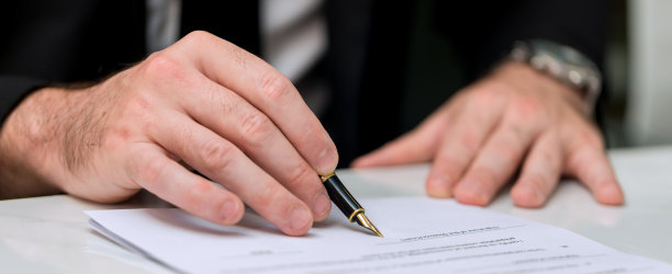 商务人员批准在商业文件上签字。企业批准签名和证书的概念。商人手签署文件图片下载