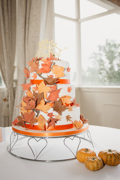 秋天婚礼蛋糕覆盖着甜美的秋色树叶图片下载