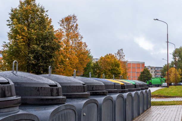 城市垃圾管理，秋季城市街景。在城市围场区域安装垃圾收集半地下集装箱。可持续环境的概念。图片下载