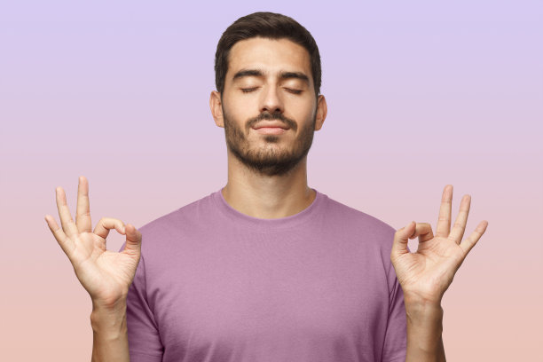 专注放松的男人闭着眼睛站着，冥想，试图找到平衡与和谐图片下载