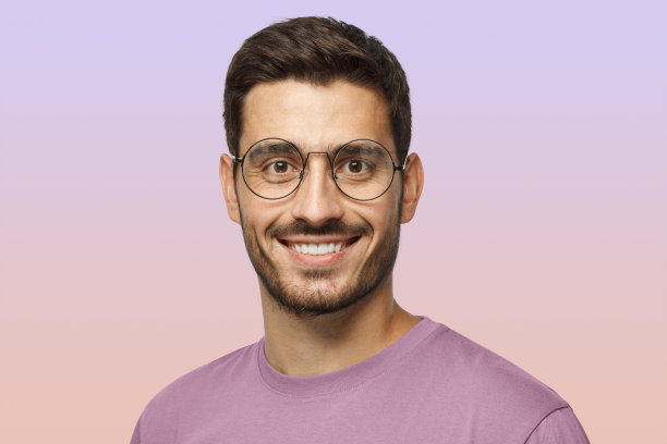 室内照片英俊的男性孤立的紫色背景戴着时髦的圆形眼镜图片下载