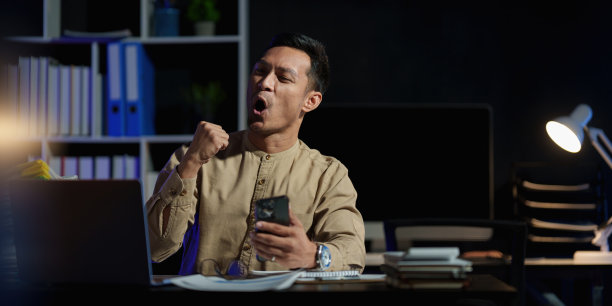 商人晚上加班工作。企业会计和财务概念图片下载