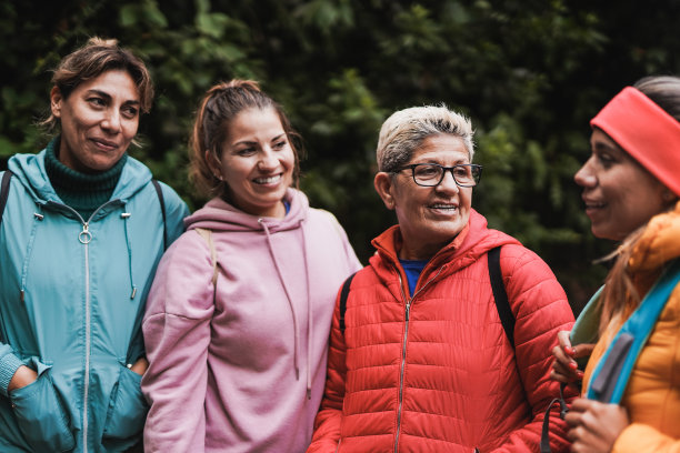 多代女性在山林徒步旅行时一起玩得很开心图片下载