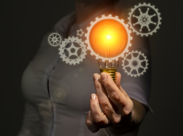 新技术开发和创新理念，工程师手持灯泡与齿轮图标图片下载