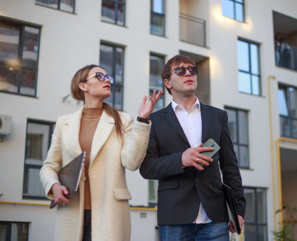 商业伙伴会议和年轻的女商人和经理之间的谈判背景下的新住宅公寓大楼图片下载