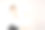 一名女商人展示一款产品，灰色背景上有广告的复制空间。图片下载
