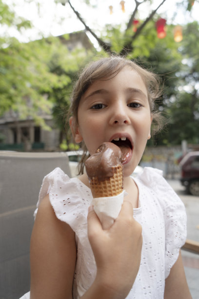 孩子们吃冰淇淋图片下载