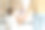 孩子和父母之间幸福健康关系的概念。去找家庭心理学家。妈妈牵着不到一岁的儿子的手。图片下载
