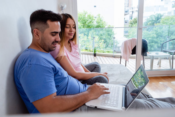 怀孕的年轻家庭一起在家享受假期。图片下载