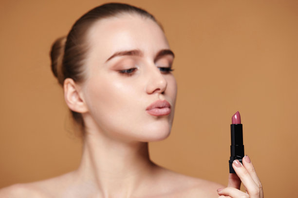 漂亮的年轻女子用时髦的粉色口红图片下载