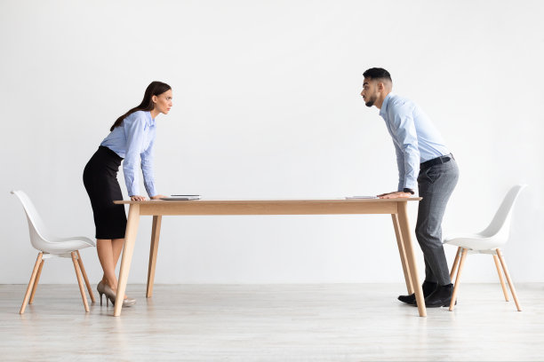 商人和女商人在办公室里互相盯着对方争吵图片下载