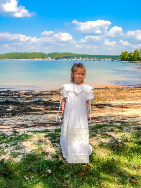 《湖边花童图片下载