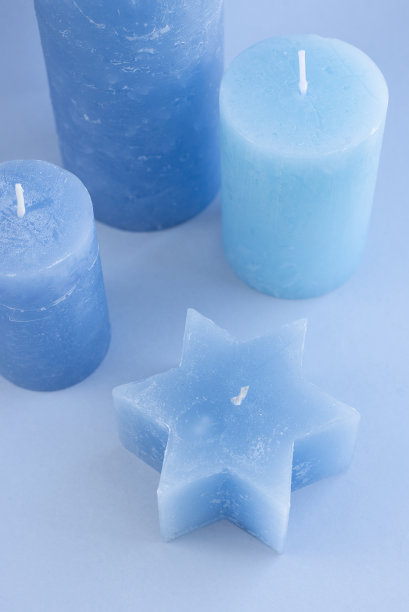 一套蓝色背景的室内设计蓝色蜡烛。简约美观的配饰。为寒冷的冬天礼物和装饰家庭，咖啡馆，商店的想法。放松和冥想的氛围。图片下载