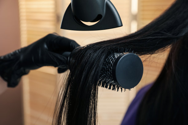 专业造型师与客户在美容院工作，特写。冠状病毒隔离期间的美发服务图片下载