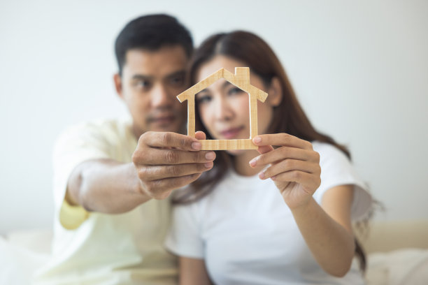 夫妻在卧室，婚姻的概念，家庭。图片下载