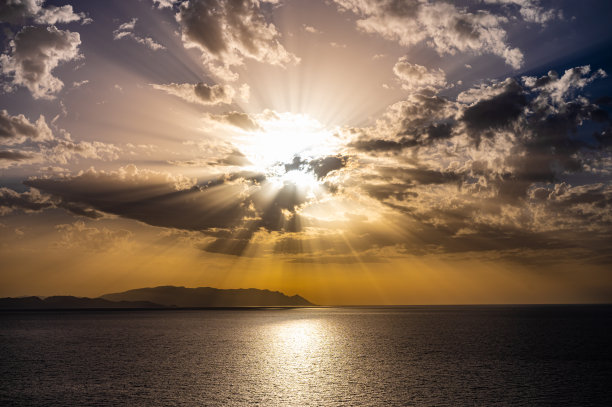 阳光穿过云层图片下载