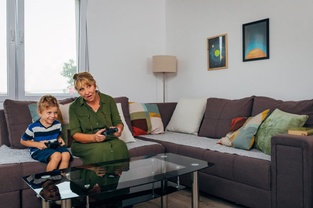 快乐的男孩和年长的女人玩电子游戏图片下载