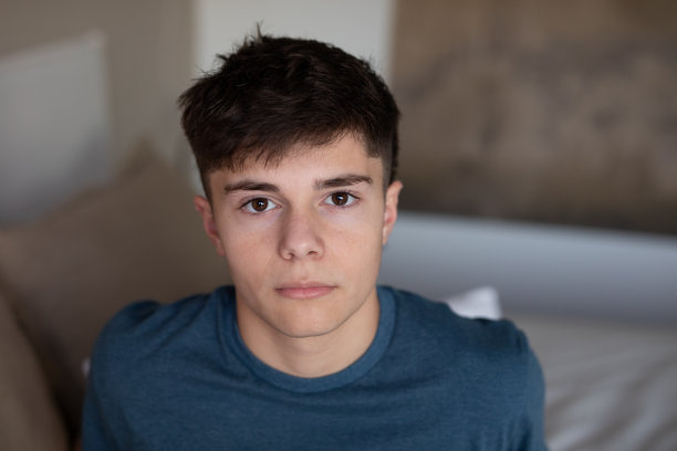 情感的少年的画像图片下载